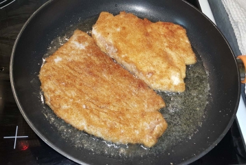 Σνίτσελ με πατατοκροκέτες. Επιδόρπιο kartoffelpuffer